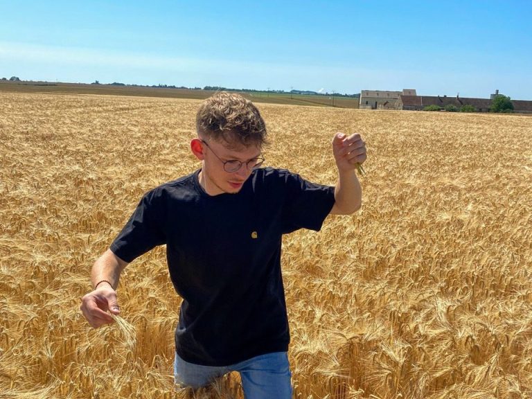 Moi, marchait dans les champs de l'exploitation agricole familiale